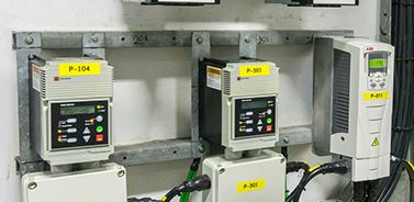 电动机变速驱动器和软启动器对电机电流提供什么控制帮助？(图2)