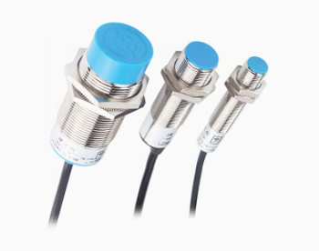 不同类型的电容式传感器是如何通过测量参数改变电容？