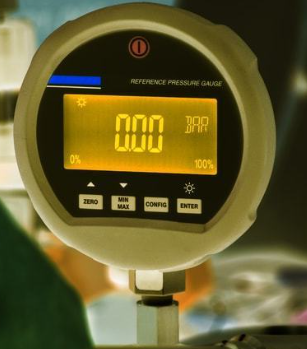 模拟压力表比数字压力表有更多移动部件实现精确校准？(图1)