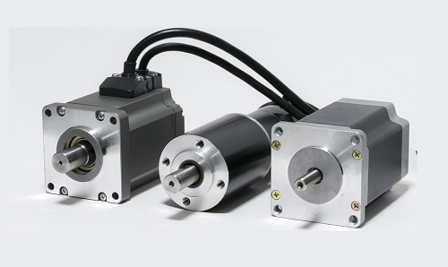 如何驱动伺服电机，控制伺服电机需要使用哪些组件？